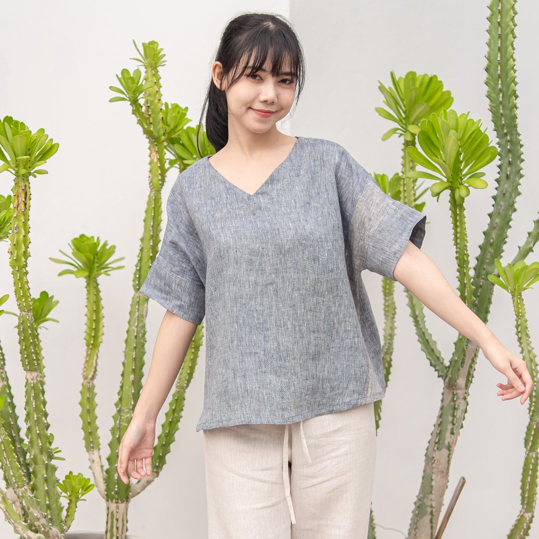 一件灰蓝色V领短袖亚麻上衣，侧边饰有红色刺绣 - 女装上衣 - 亚麻 蓝色