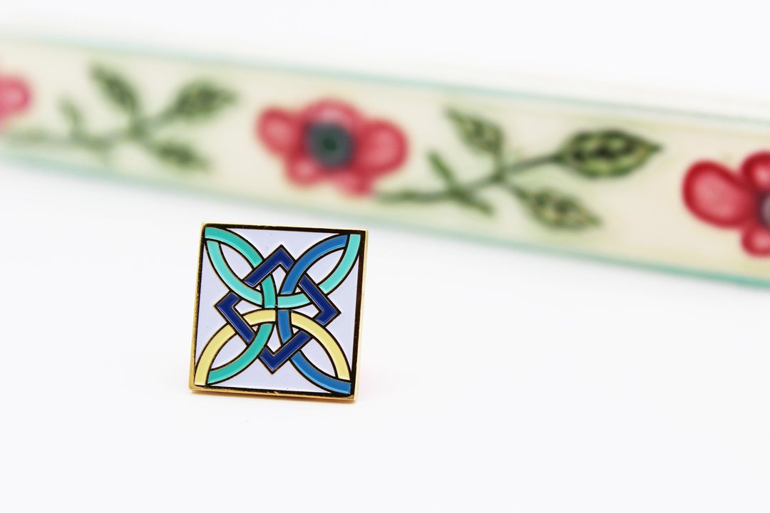 台湾花砖胸章---方圆对话  - 徽章/别针 - 其他金属 白色