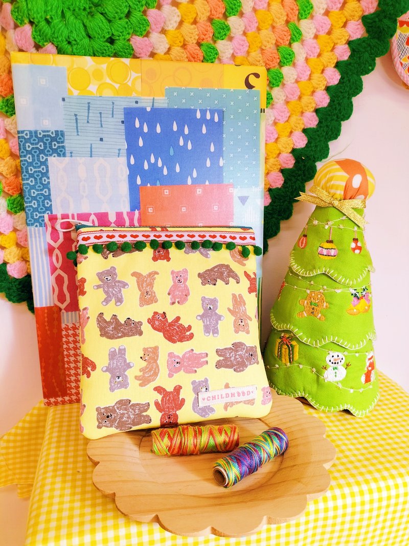 蜡笔小熊饼干包 化妆包 收纳包 - 化妆包/杂物包 - 棉．麻 