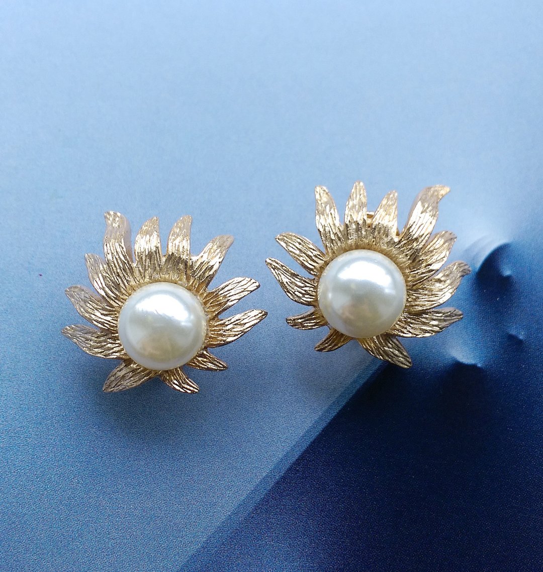 Vintage Jewelry 西洋古董饰品 JUDY LEE 叶子 仿珠 夹式耳环 - 耳环/耳夹 - 其他金属 金色