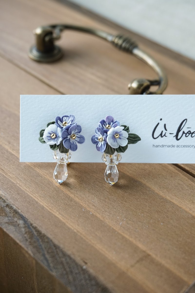 冬季系列 雪割草 Hepatica 细工布花 耳环 - 耳环/耳夹 - 棉．麻 