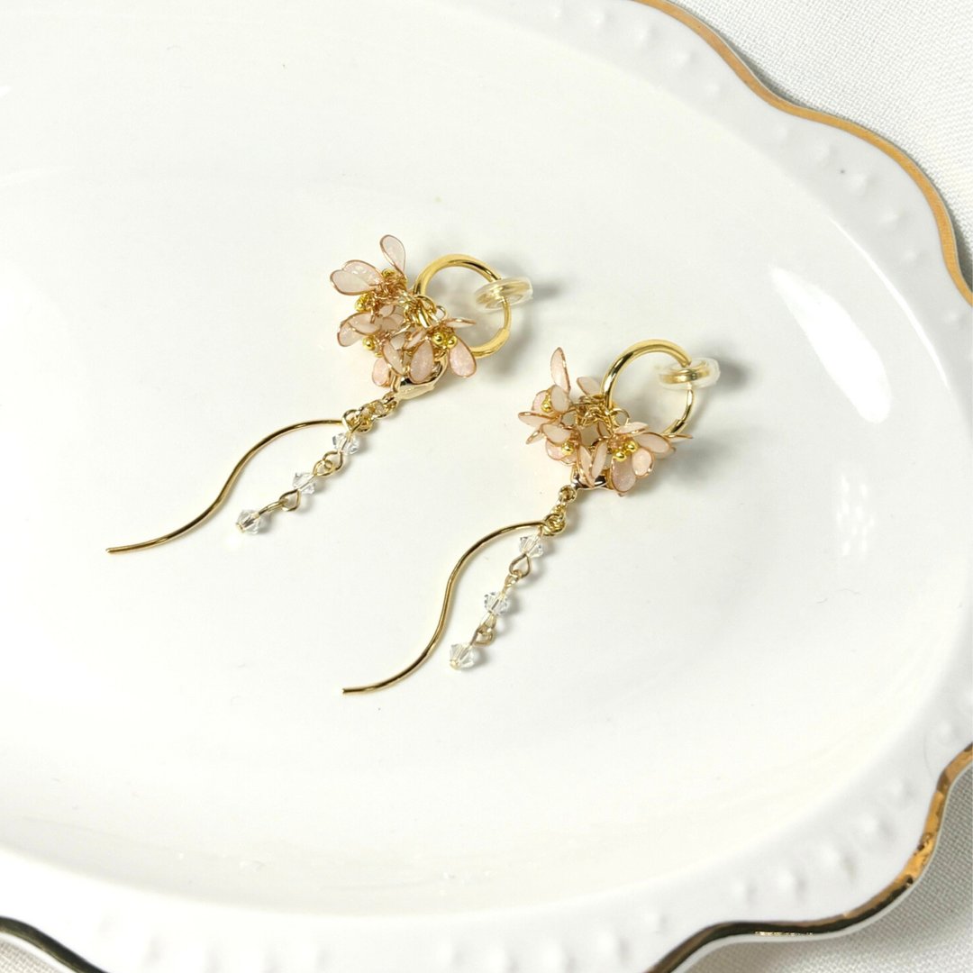 【银木犀】纯净白花2way圆环耳针/耳夹 Swarovski 水晶 医疗级不锈钢 - 耳环/耳夹 - 树脂 白色