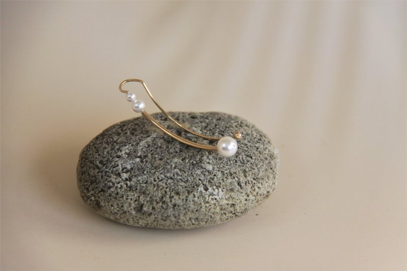 【礼物】耳骨夹-Happy clip earring 皮系 水晶珍珠个性 - 耳环/耳夹 - 其他金属 白色