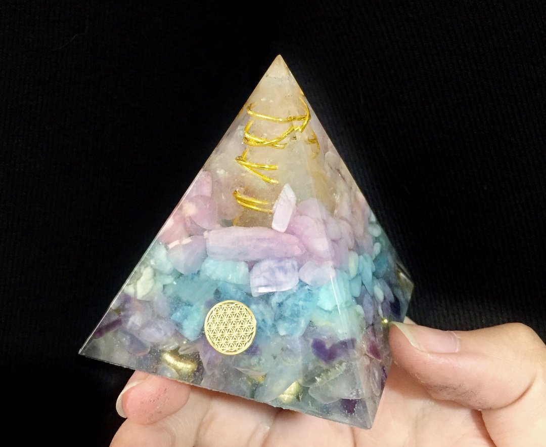 Orgonite 能量塔 — 白水晶、摩根石、海蓝宝、萤石 - 摆饰 - 宝石 粉红色