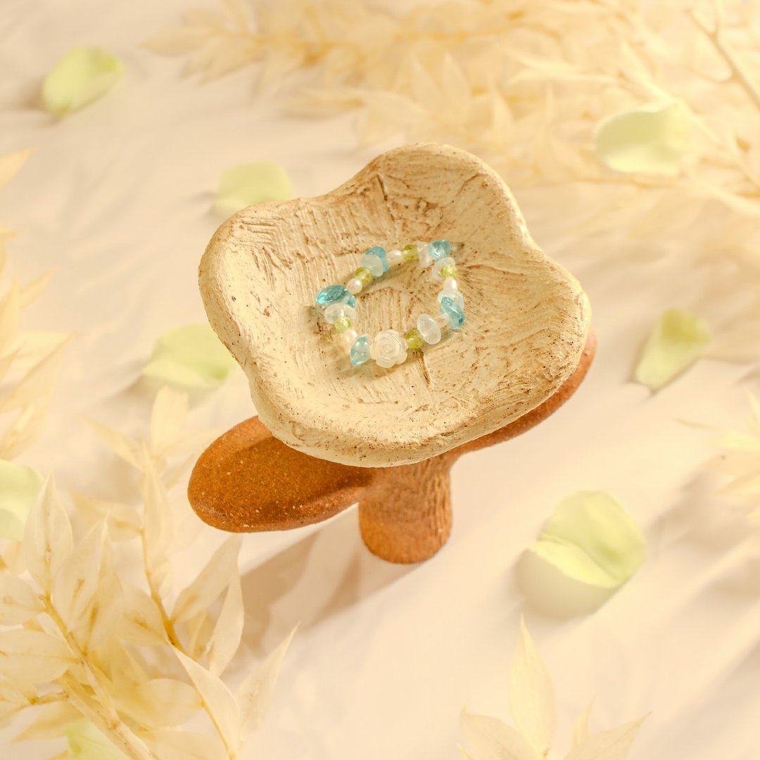 水蓝色玫瑰花 - 海蓝宝 橄榄石 蓝磷灰石 白蝶贝 天然石戒指 - 戒指 - 水晶 多色