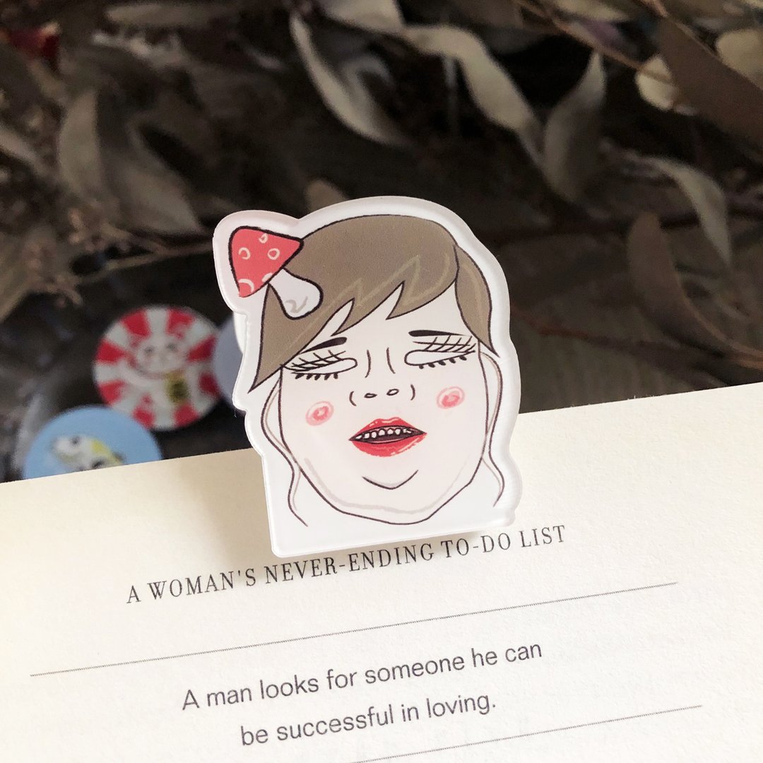 双下巴蘑菇小姐 双面插画文件夹一个 - 胸针 - 塑料 多色