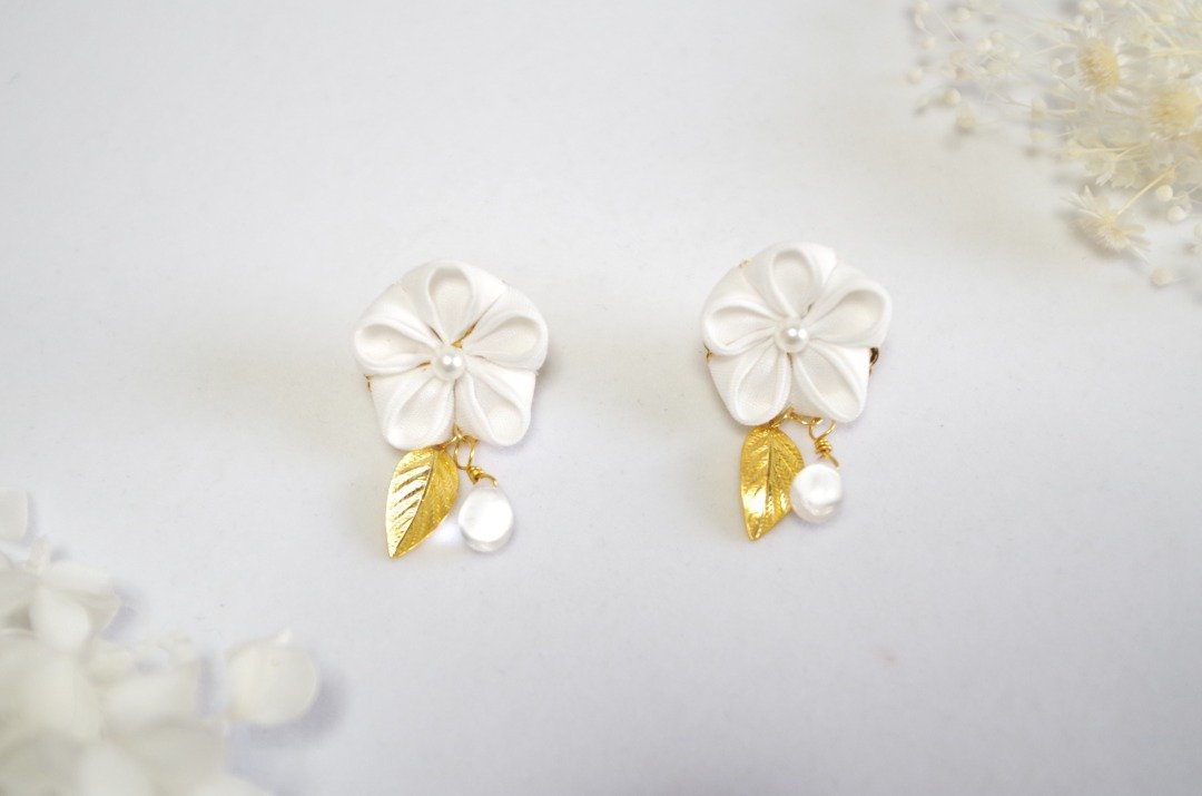 Tsumami work, double plum earrings, white plum blossoms - 耳环/耳夹 - 棉 白色