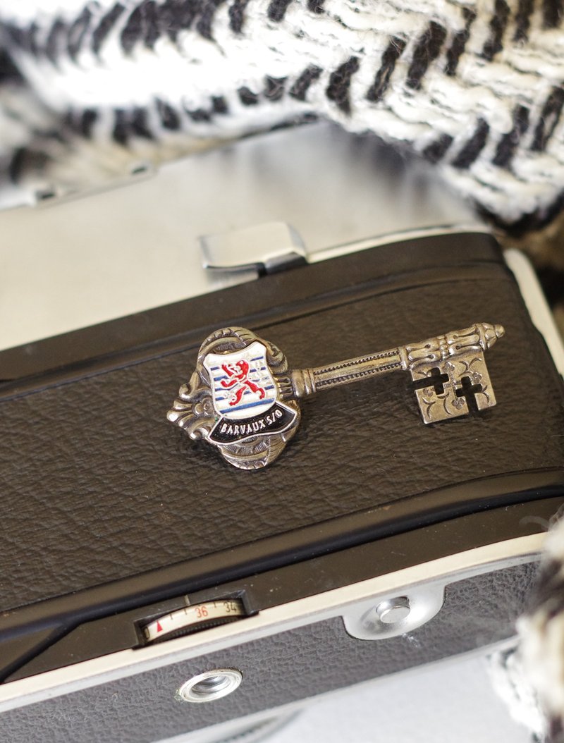 1古董摩登复古vintage 银色雕花珐琅钥匙别针胸针 B843 - 胸针 - 其他金属 银色