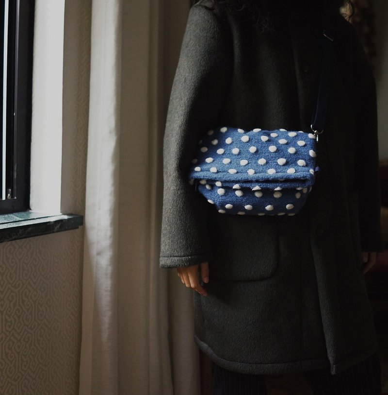 藍底 白色立體圓點 針織羊毛斜背包 波點可調節背帶 可愛隨行小包 - 侧背包/斜挎包 - 羊毛 蓝色
