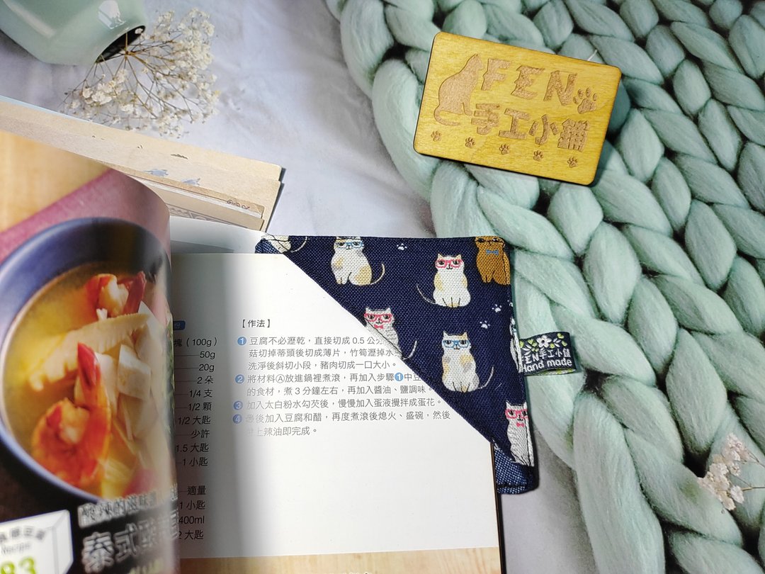 小物系列-薄款三角布书签-眼镜猫咪布书签-布制书签-手作布书签 - 书签 - 棉 