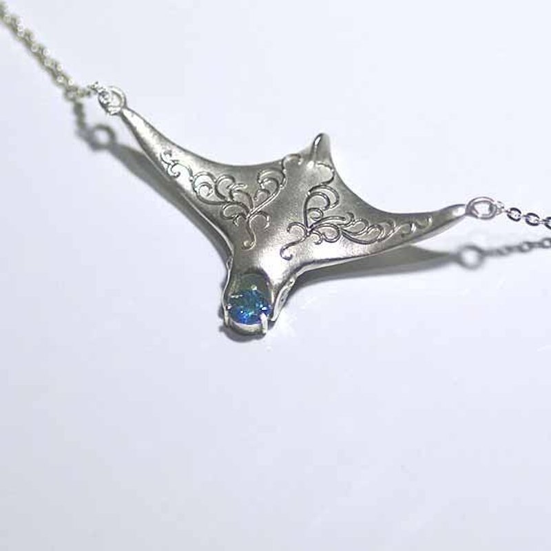 Manta ray pendant that swims with Gemstone[free shipping] - 项链 - 其他金属 蓝色