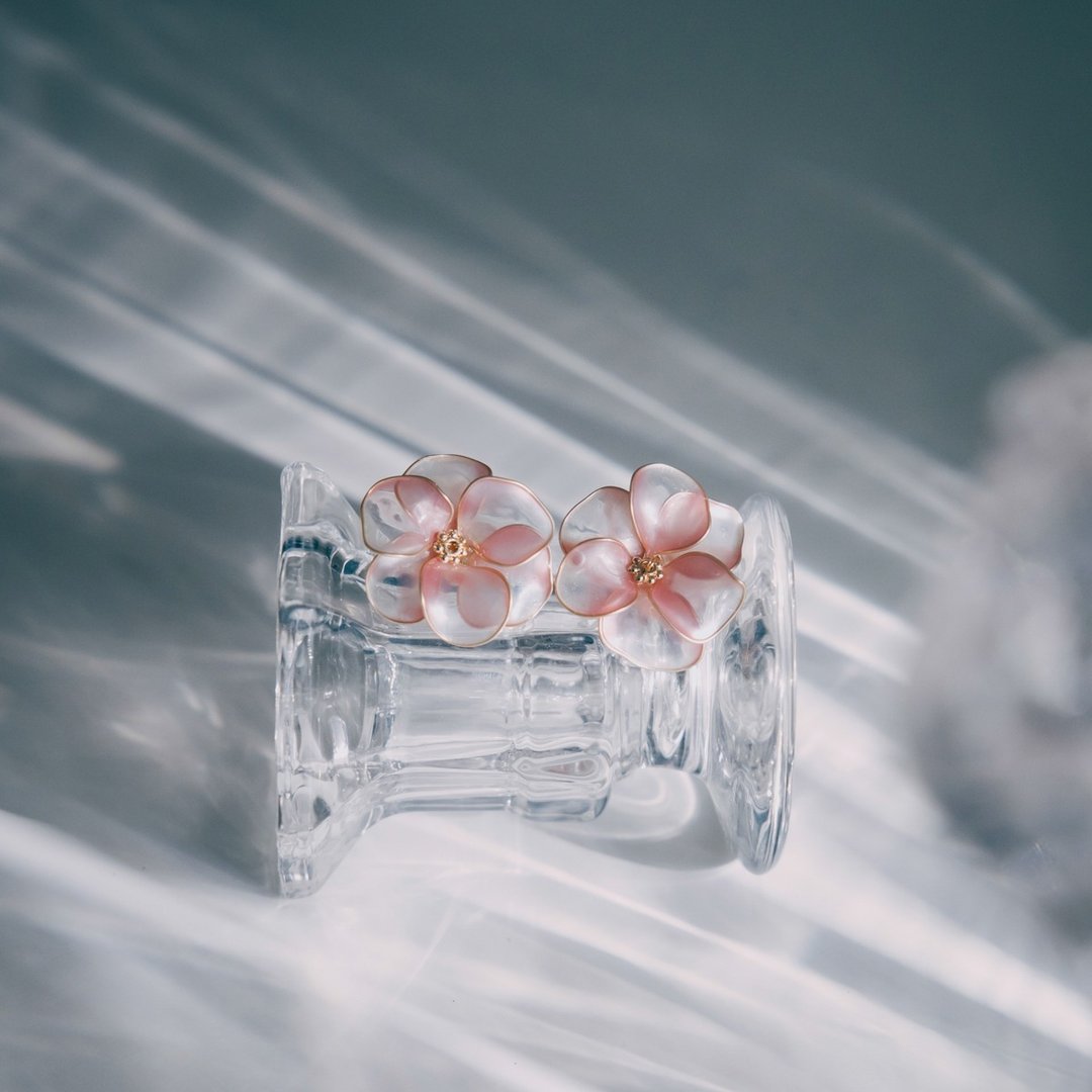 【丽格海棠-樱花粉】贴耳式耳环 | 水晶花饰品 | 新娘饰品 - 耳环/耳夹 - 树脂 粉红色