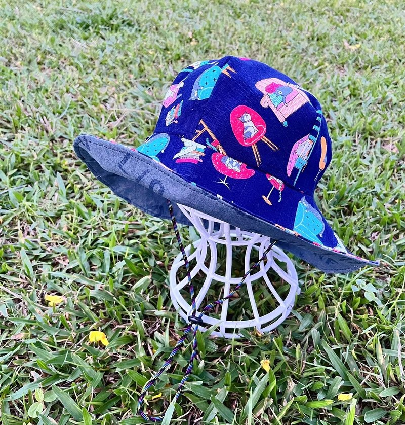 乐福手作双面渔夫帽-坐椅子的猫 - 帽子 - 棉．麻 蓝色