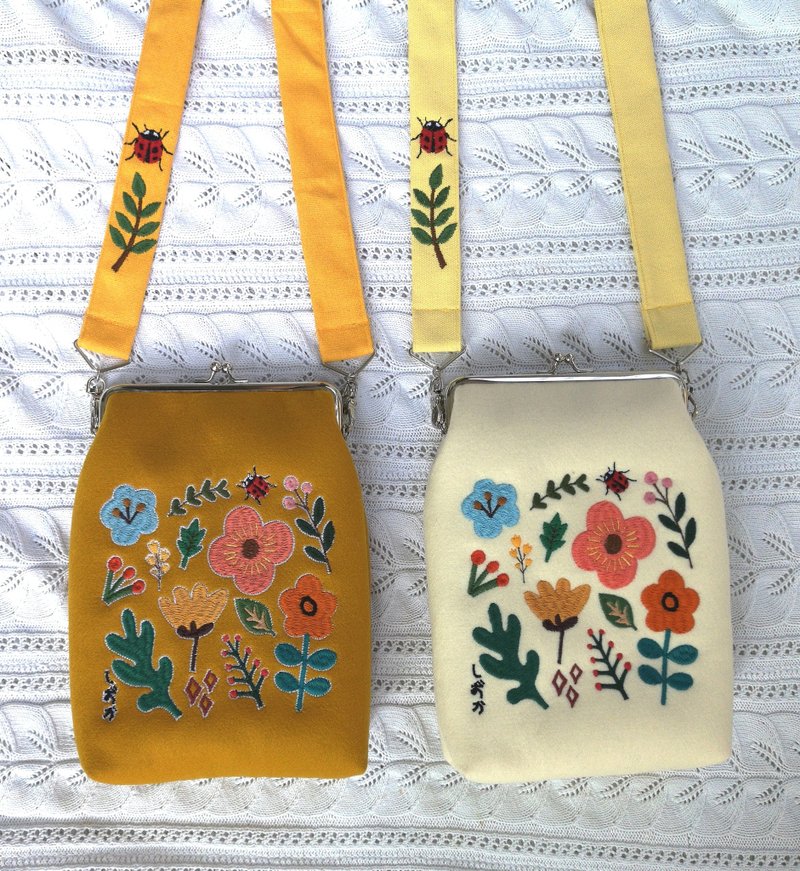 Lucky Ladybug Wool Clutch - 其他 - 羊毛 