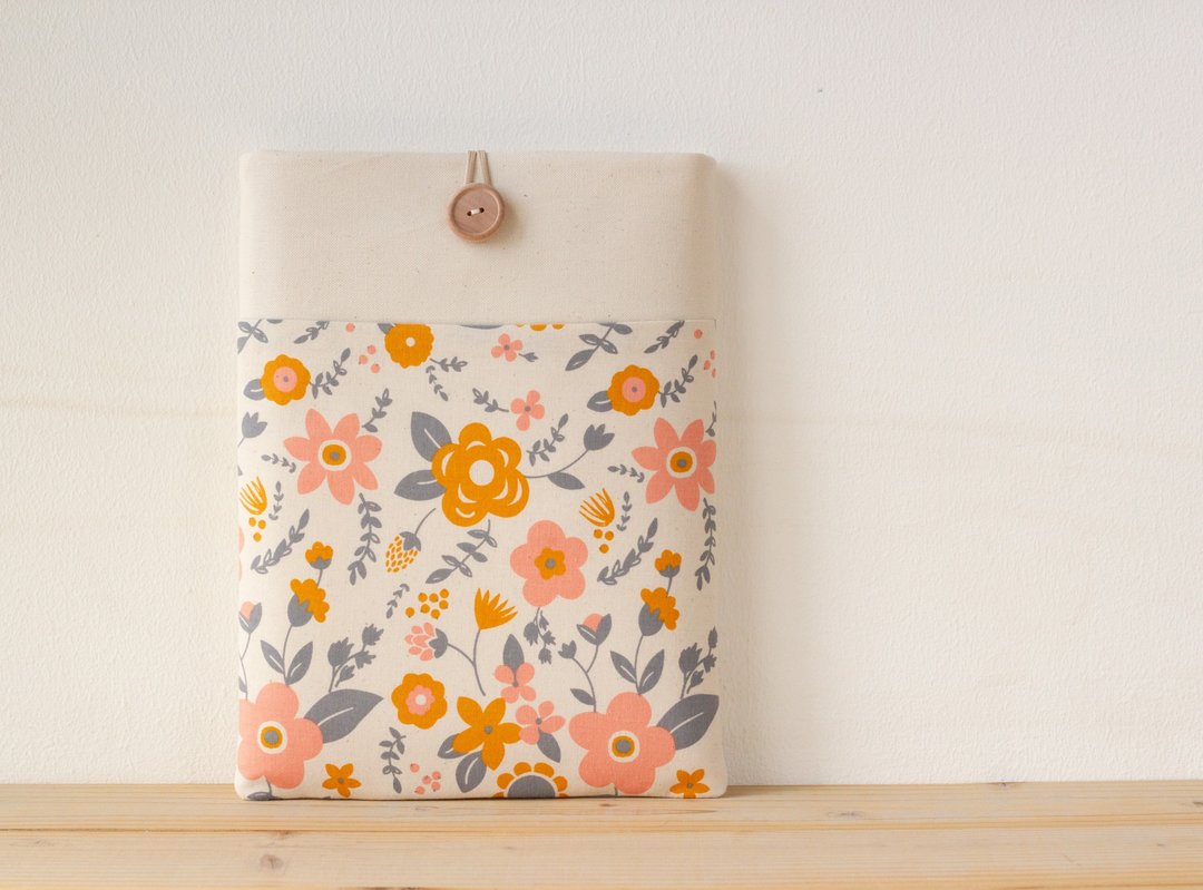 Laptop case, retro print, orange flower, No. 11 canvas, wooden buttons - 平板/电脑保护壳 - 棉．麻 橘色