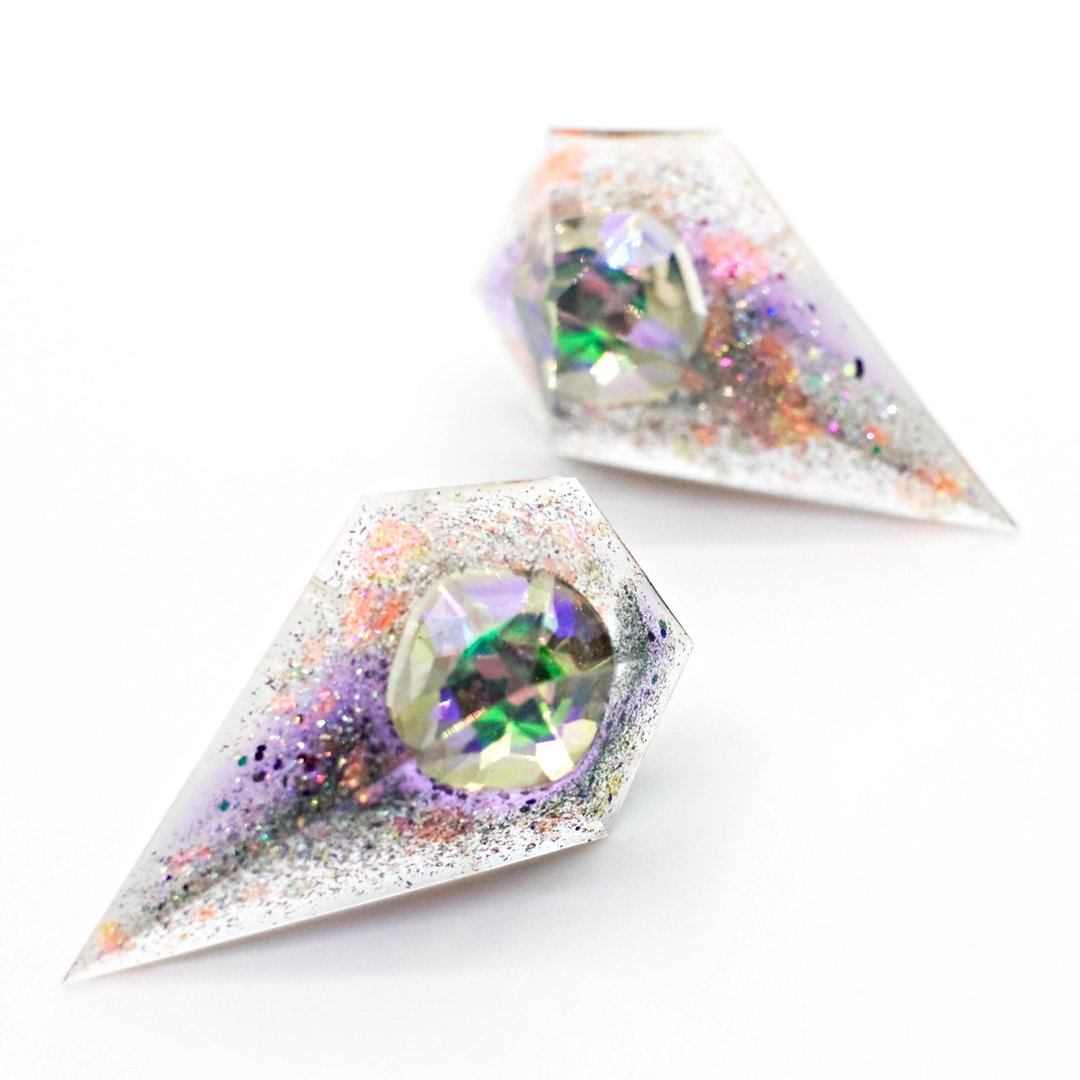 Acute Pentagon Earrings (Blooming Yaeguro Ryuto) - 耳环/耳夹 - 树脂 多色