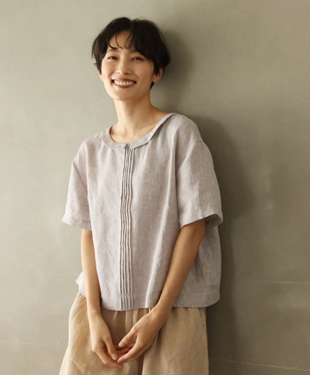 清爽亚麻 气质平领细褶短袖上衣 紫灰色 240622-2 - 女装上衣 - 亚麻 灰色