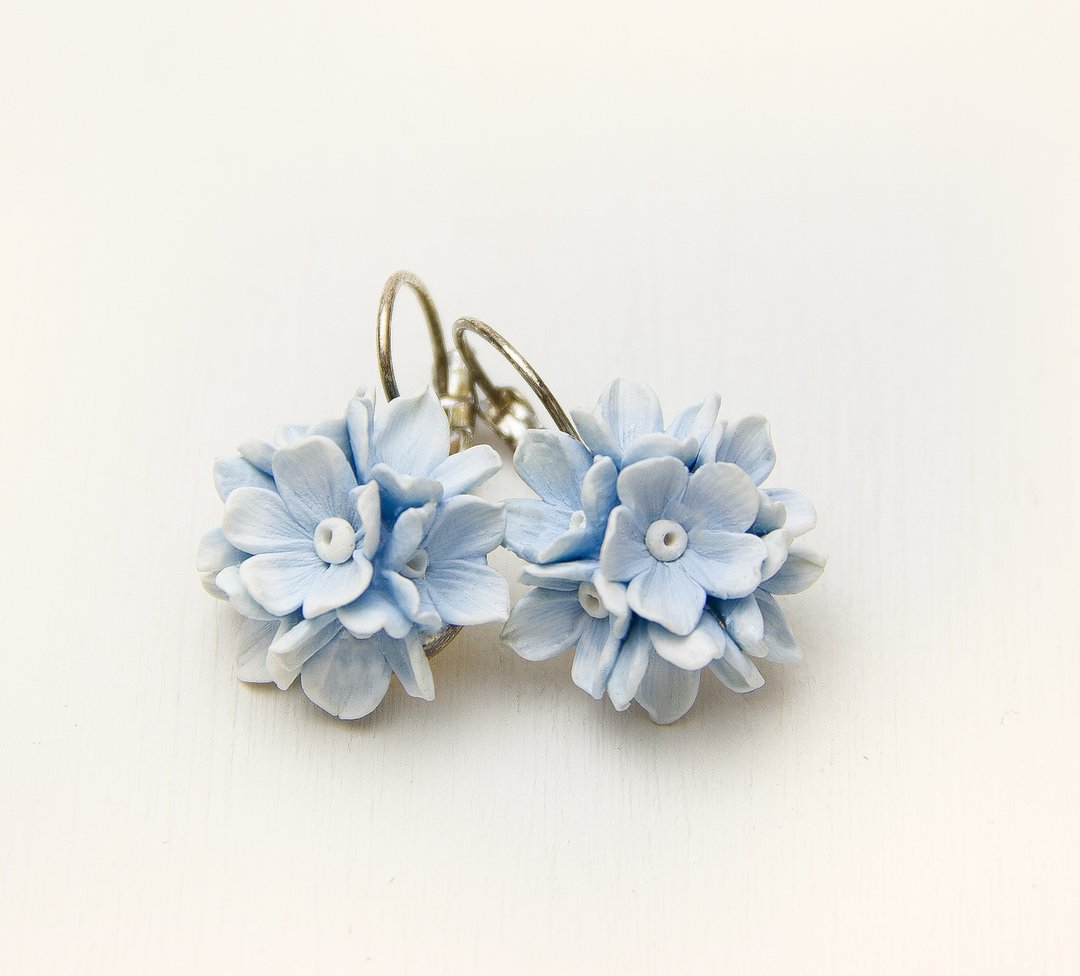 Blue floral earrings clay Flower girl earrings for wedding - 耳环/耳夹 - 塑料 蓝色