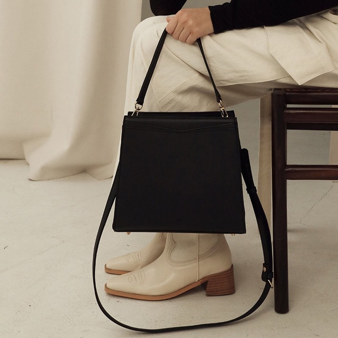 最快10月中到貨韩国制 PARA Vegan Leather 文青包包 (BLACK) - 侧背包/斜挎包 - 环保材料 