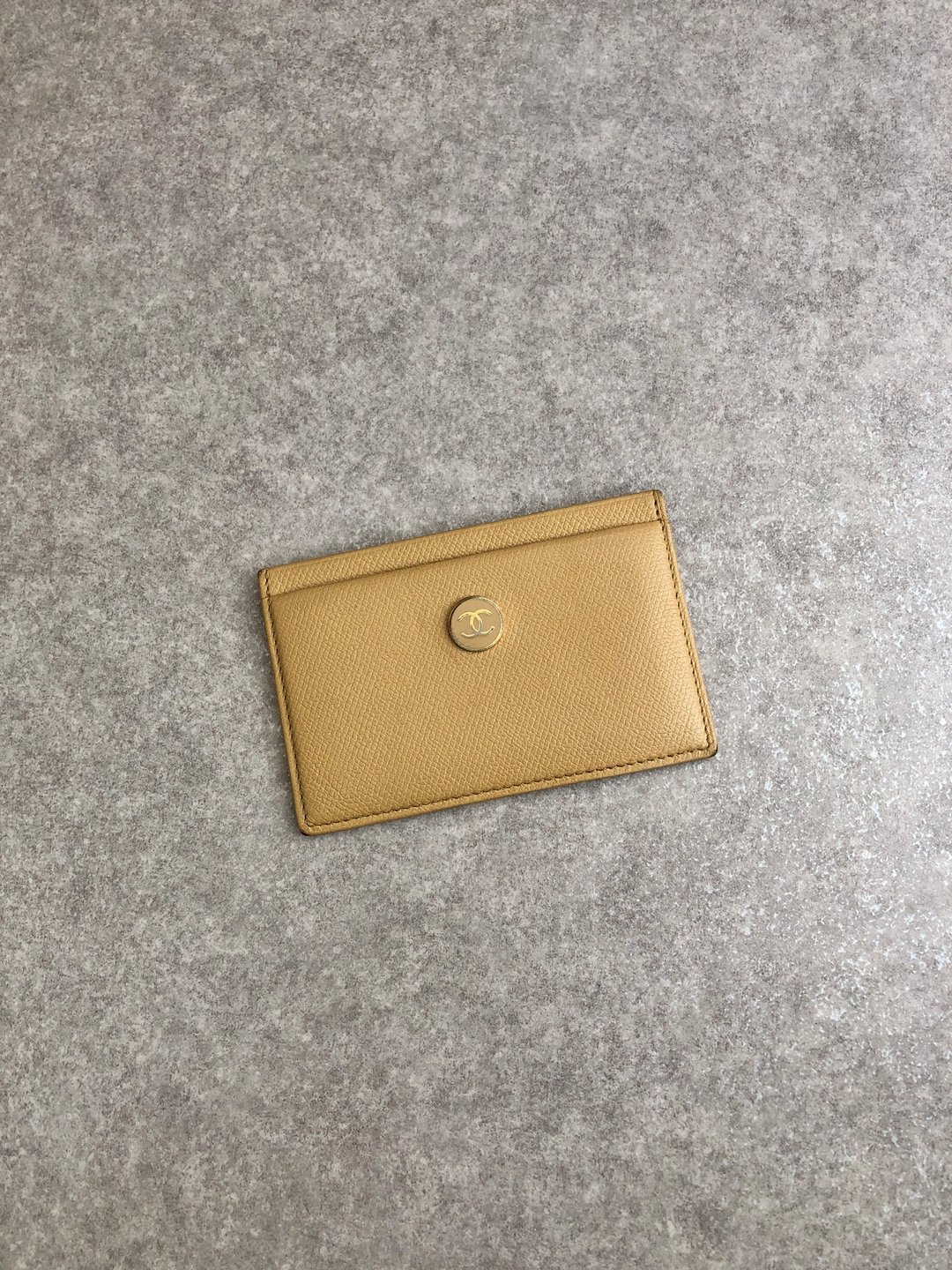 【VintageShop solo 日本直送中古包专卖店】CHANEL 香奈儿 信用卡夹 驼色 经典双 C 钮扣 顶级鱼子酱皮革 复古 vintage - 名片夹/名片盒 - 真皮 咖啡色