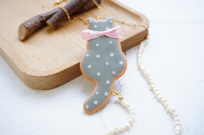 ｜波点小灰猫饼干｜手工软陶黏土 低温泥 polymer clay 珍珠 颈链 项链 毛衣链 - 颈链 - 粘土 灰色