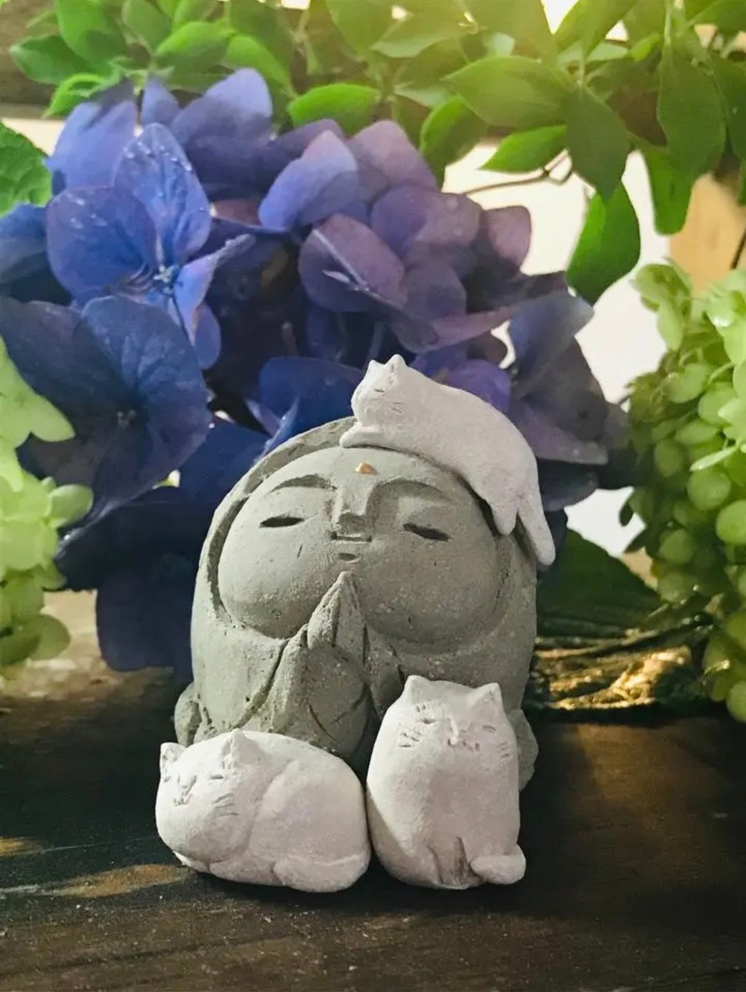 有三只猫咪相伴的地藏菩萨 - 摆饰 - 陶 白色