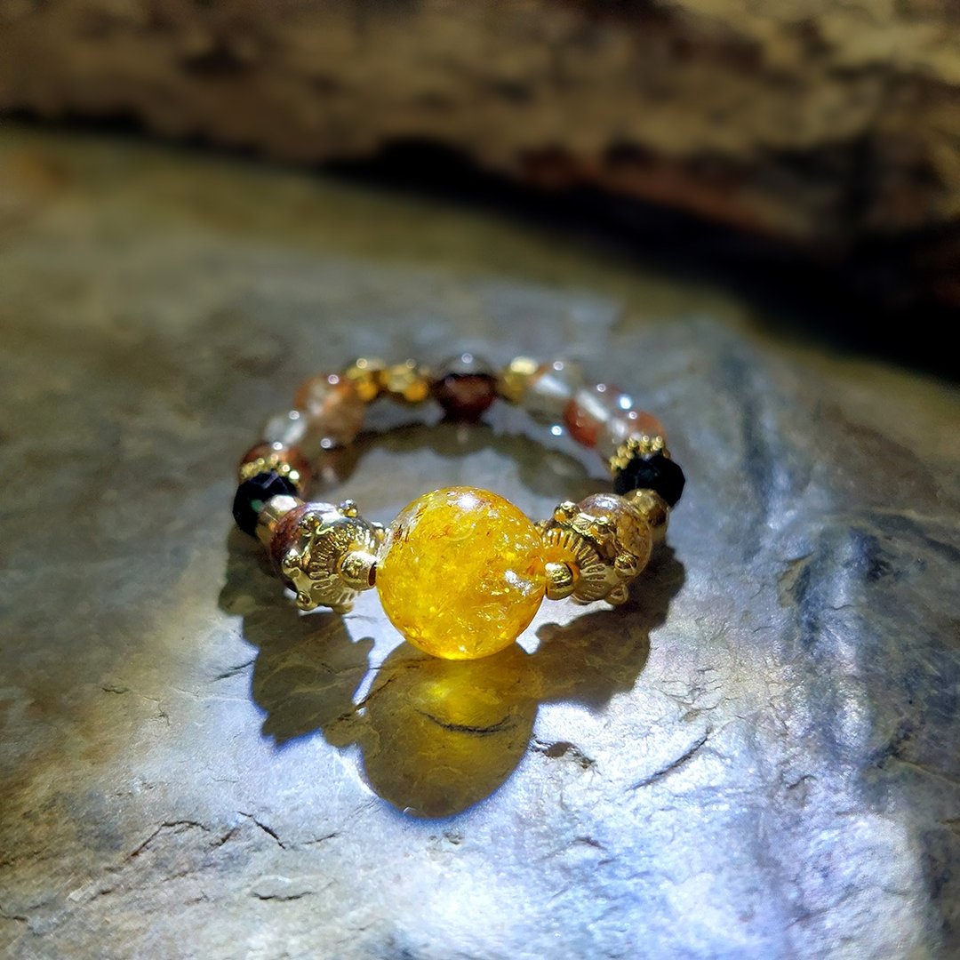 十一月诞生石戒指 | 金黄托帕石 | 红铜发晶 | 黑尖晶 | 彩胶花 | - 戒指 - 水晶 