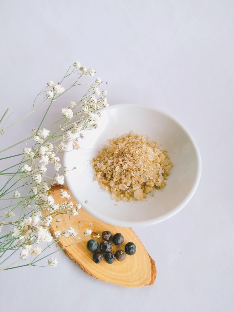 VEDA 【神圣净化药草盐】花草盐 净化 护身 除厄 沐浴 澡盐 乳香 鼠尾草 马鞭草 日晒海盐 岩盐 120g - 身体护肤/按摩油 - 植物．花 卡其色