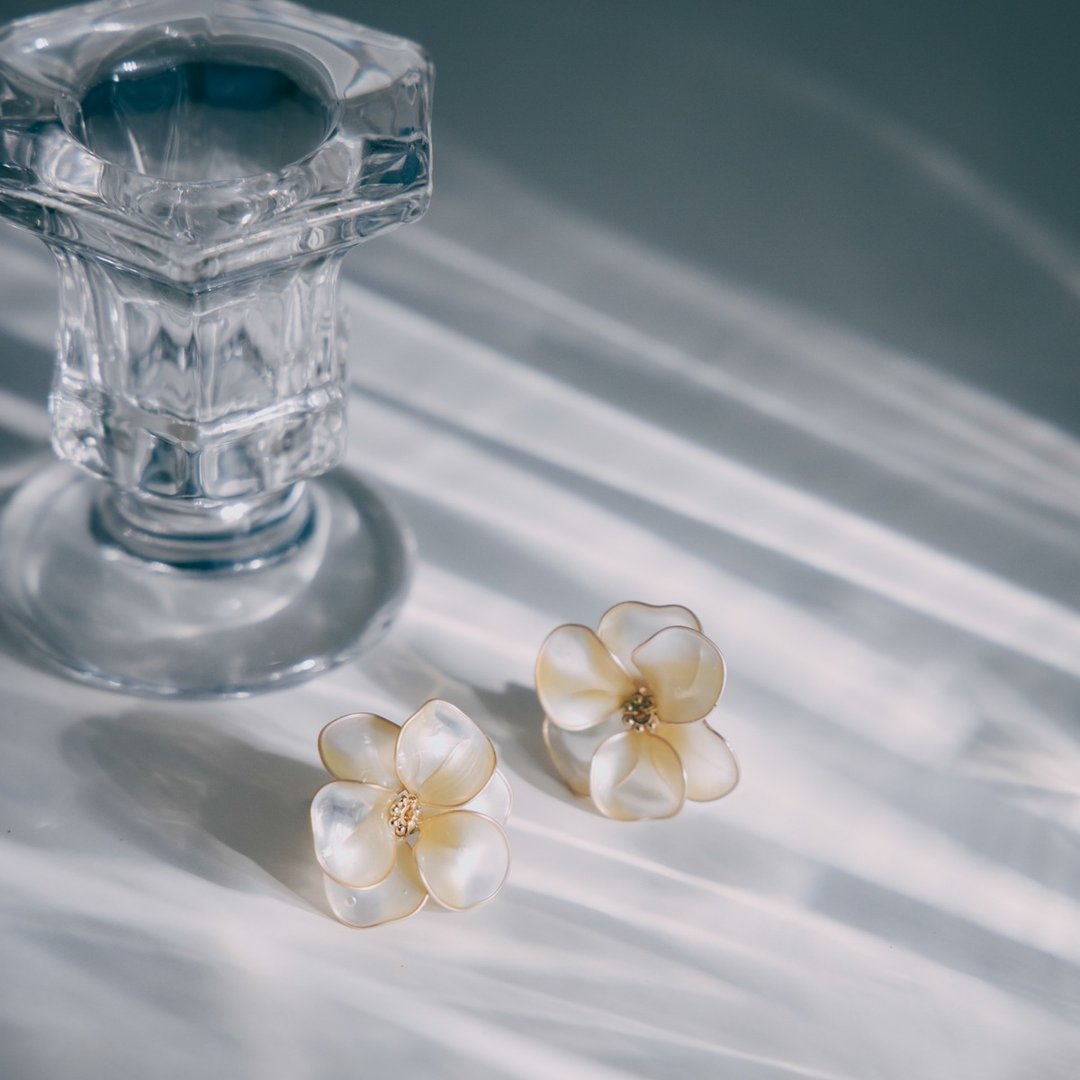 【丽格海棠-淡鹅黄】贴耳式耳环 | 水晶花饰品 | 新娘饰品 - 耳环/耳夹 - 树脂 黄色