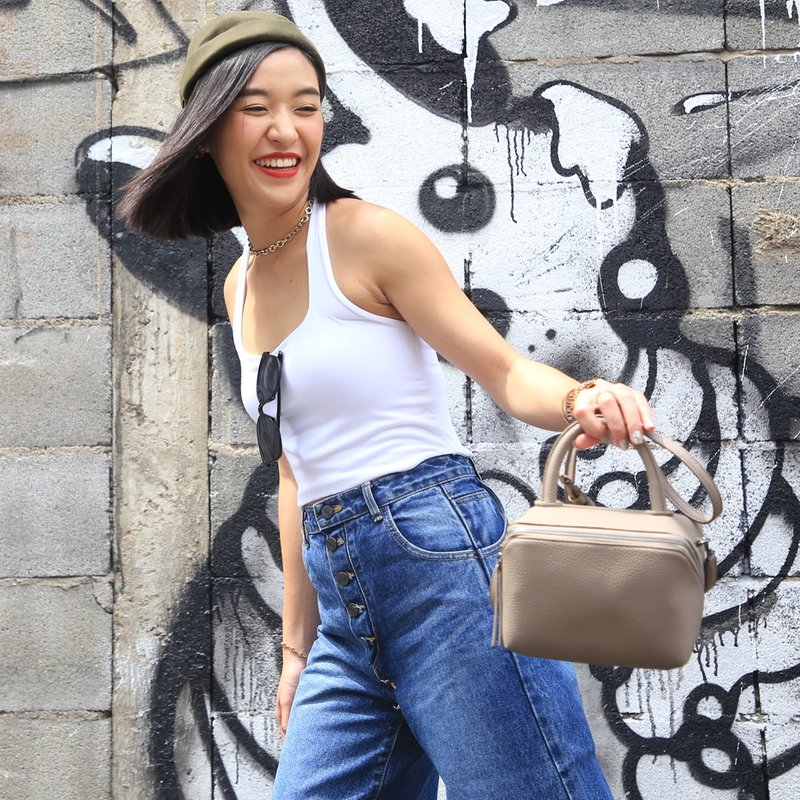 Cubic hand Bag, Cross body bag, Crossbody bag or carry bag in taupe - 手提包/手提袋 - 人造皮革 卡其色