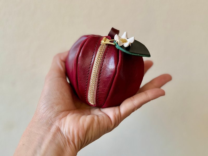 革果实 苹果造型真皮迷你收纳包 宵红 酒红色 附花朵吊饰 - 化妆包/杂物包 - 真皮 红色
