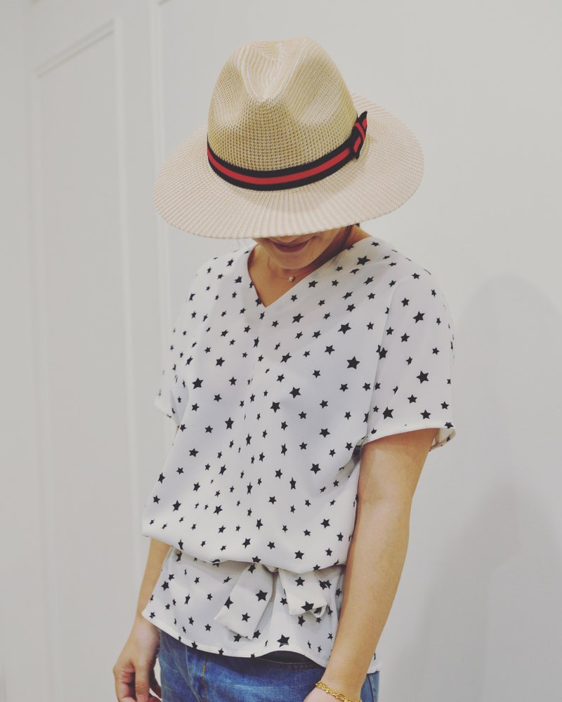 Flat 135 X 台湾设计师系列 星星布料 白色 V领短袖上衣 后肩设计 - 女装短裤 - 聚酯纤维 白色