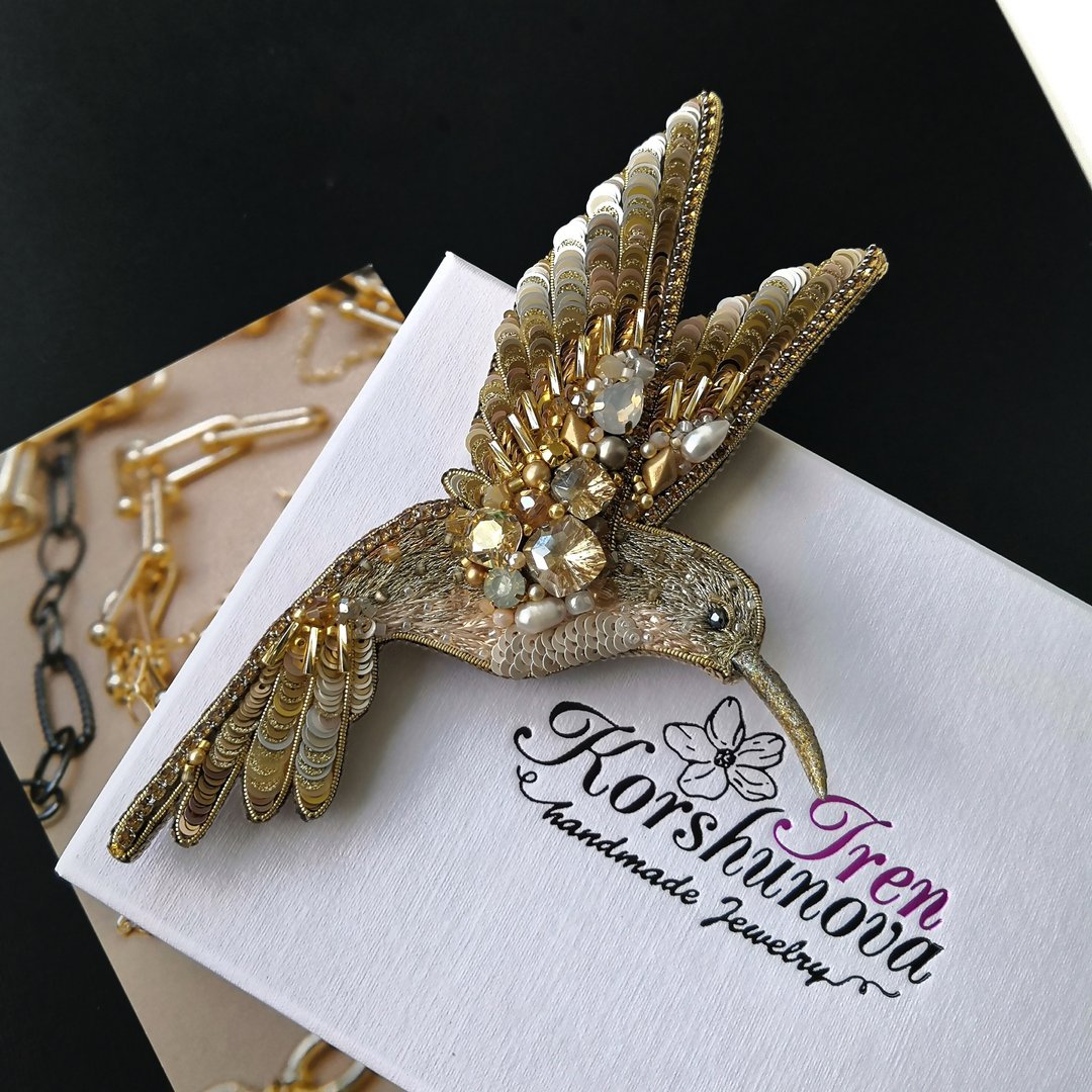 Golden Hummingbird Brooch Embroidered Beads, Handmade brooch with Pearls - 胸针 - 其他材质 金色
