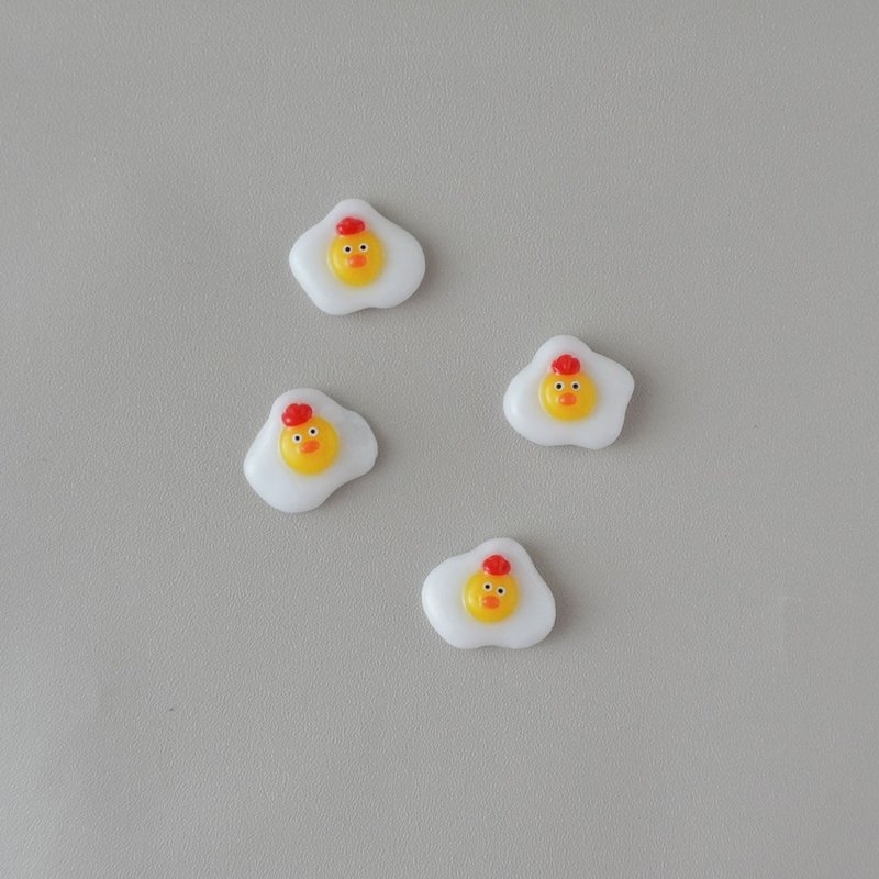 荷包蛋小鸡耳环 - 耳环/耳夹 - 树脂 白色