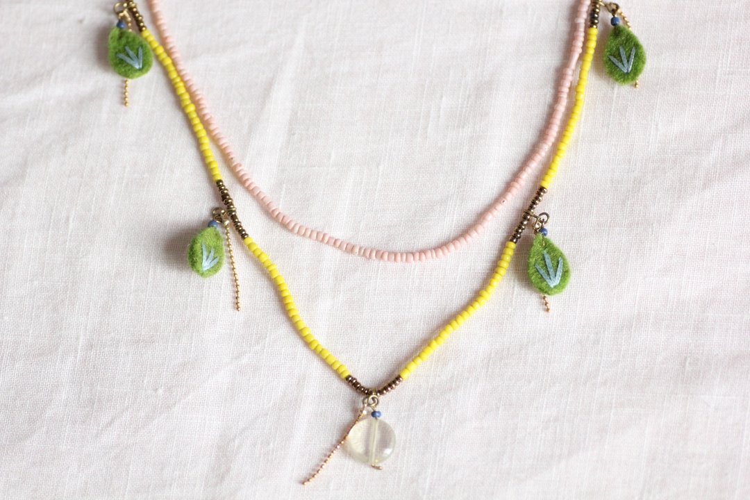 Pinapple necklace - Green felt leaves with yellow and pink beads - 项链 - 聚酯纤维 黄色