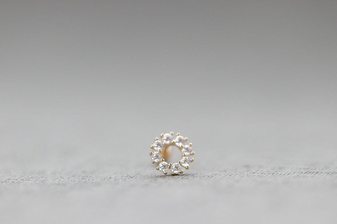14K Cycle CZ Piercing 圆圈钻锁珠耳环 (单个)耳骨 耳窝 不退色 - 耳环/耳夹 - 贵金属 金色