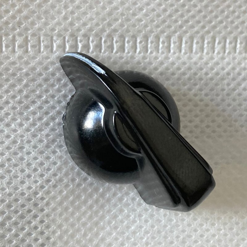 [徽章] 合成旋钮徽章选择器 SKB - 徽章/别针 - 塑料 黑色