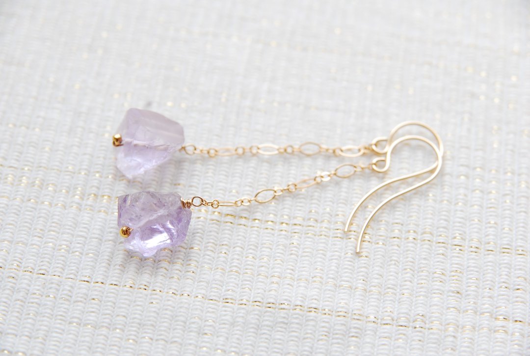 Rough Rock Light Color Amethyst Chain Earrings (14kgf) - 耳环/耳夹 - 宝石 紫色