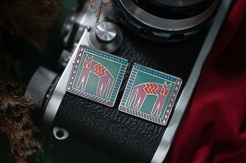 【古董饰品/西洋老件】VINTAGE Laurel Burch彩绘猫古着针式耳环 - 胸针 - 其他金属 多色