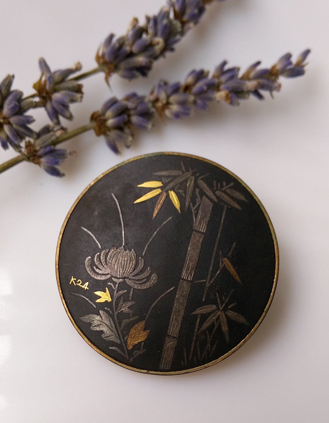 【西洋古董饰品/年代老件】Japan Damascene 24K 竹林菊花卉别针 - 徽章/别针 - 其他金属 金色