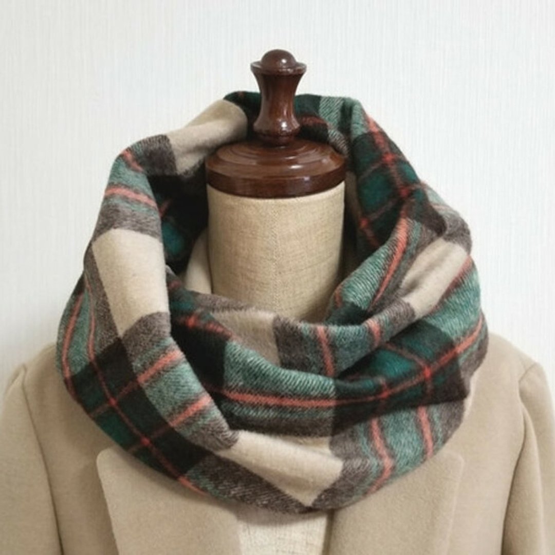 A snood with a tartan check pattern that will look stylish just by wearing it green beige - 围巾/披肩 - 聚酯纤维 多色