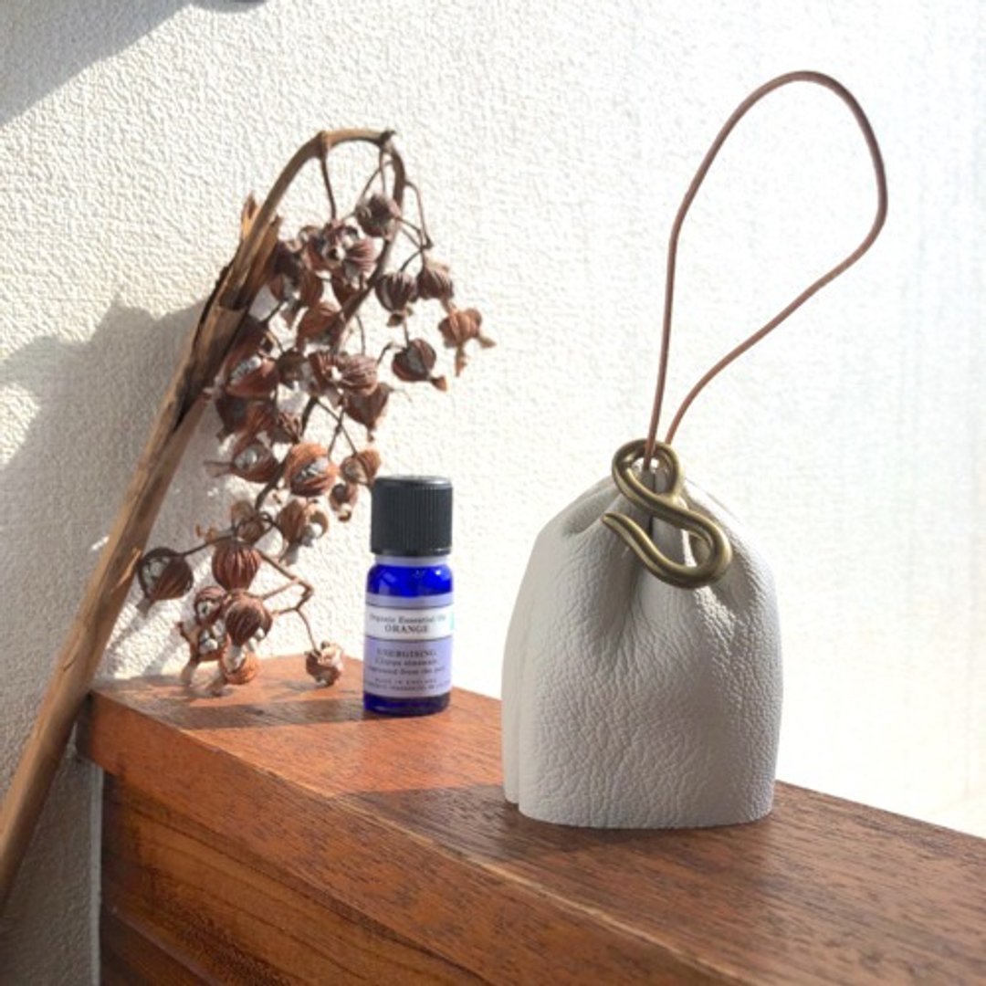 Soft key case Shrink-like leather Bell that can be hung on your wrist or bag and looks great as an interior - 钥匙链/钥匙包 - 真皮 