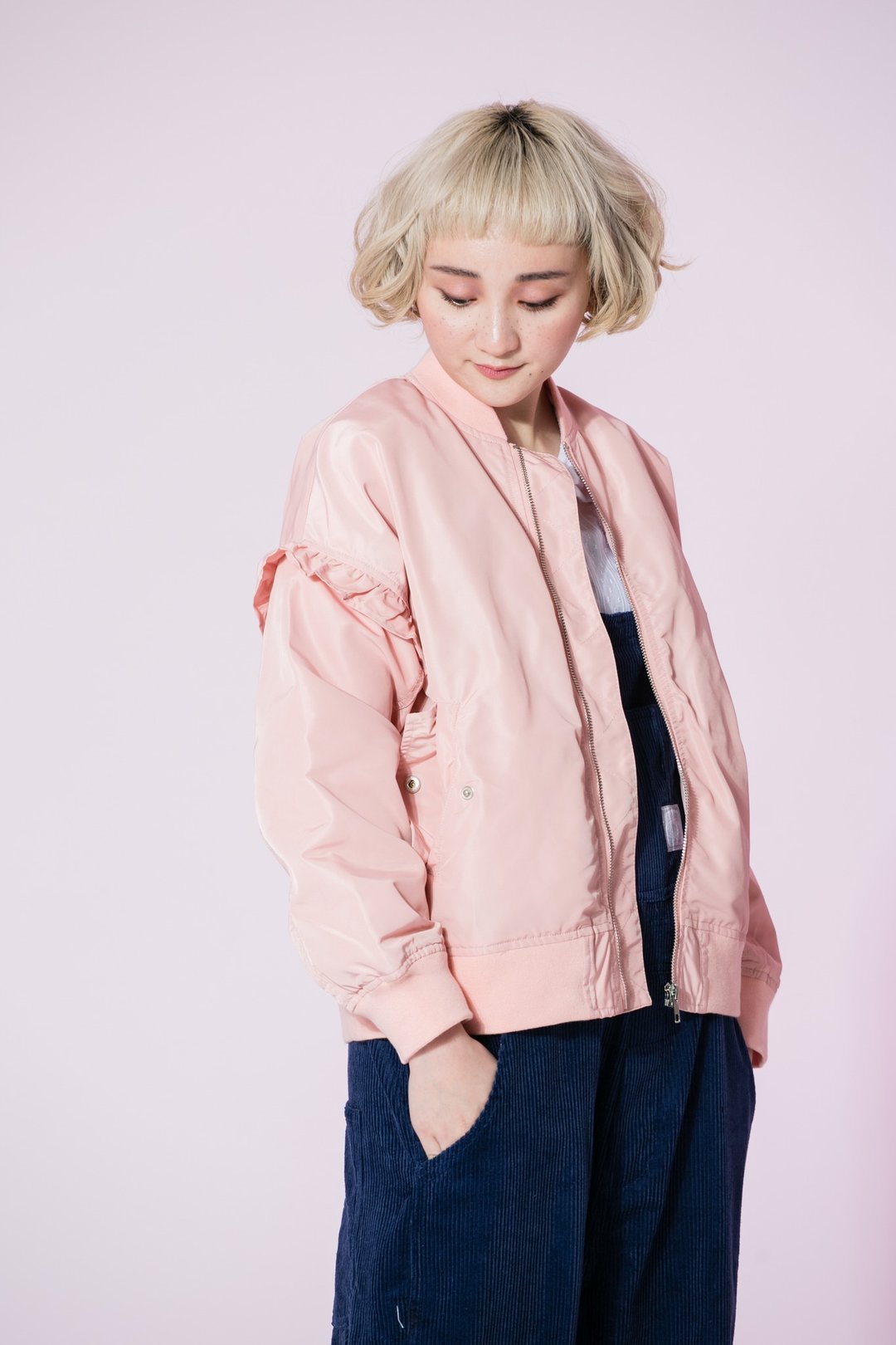 :EMPHASIZE袖子荷叶滚边合身版飞行外套MA1-浅粉色 - 女装休闲/机能外套 - 其他材质 粉红色