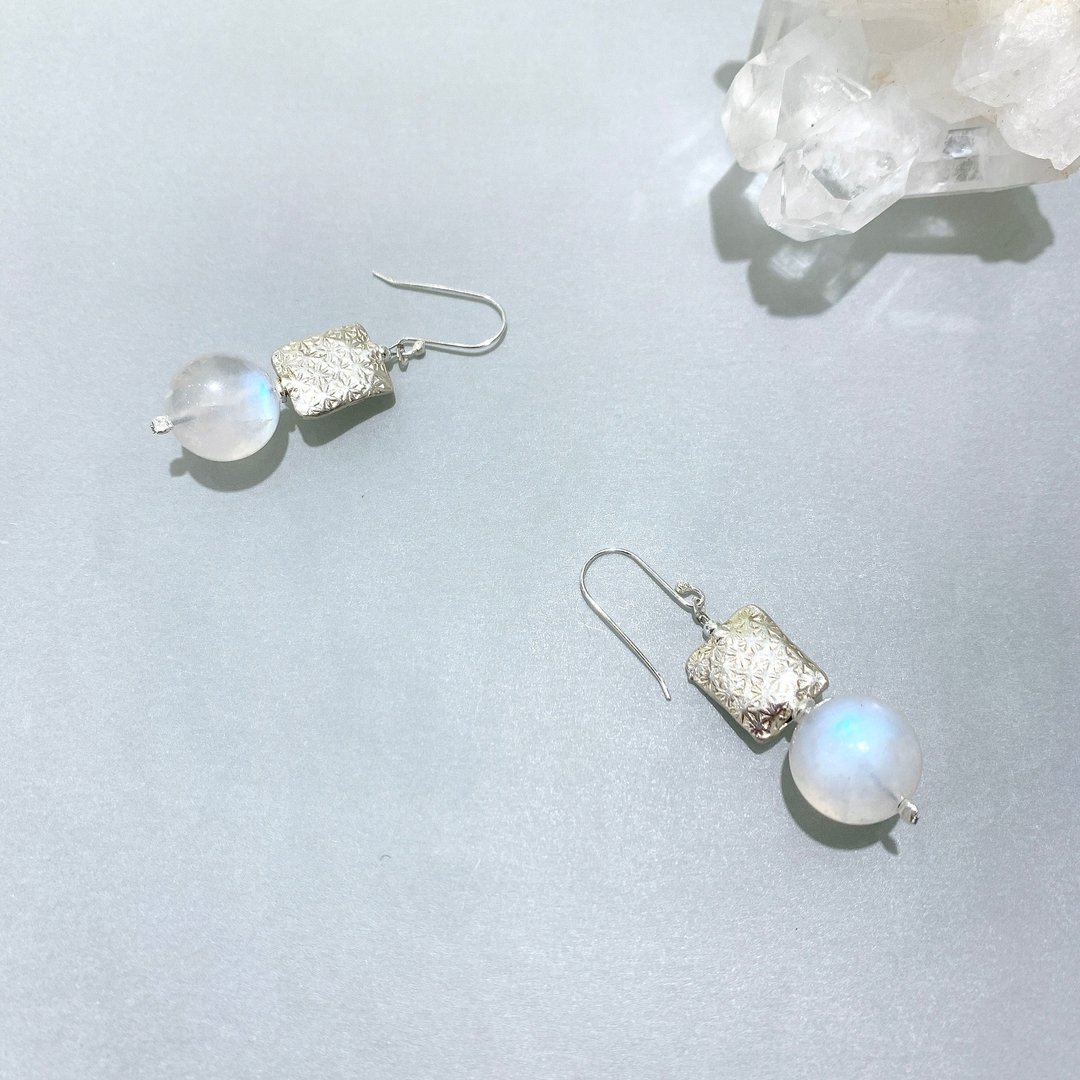 Ops moonstone earrings-月光石/纯银/耳环/气质/恋爱/灵魂伴侣 - 耳环/耳夹 - 宝石 银色