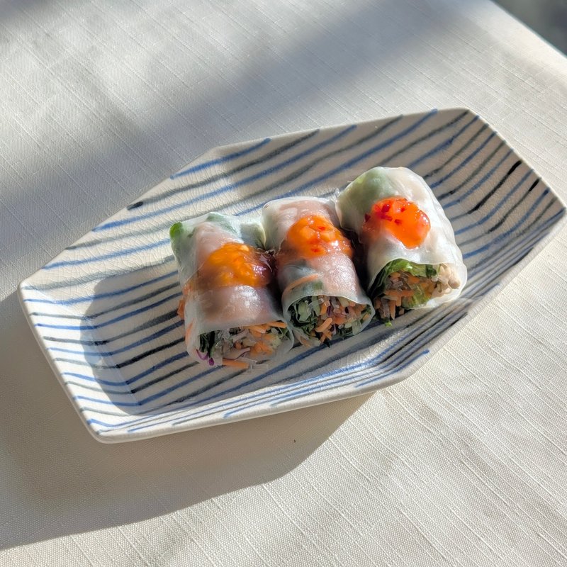 带有不同颜色钴蓝色条纹的六角板（中号） - 浅碟/小碟子 - 陶 