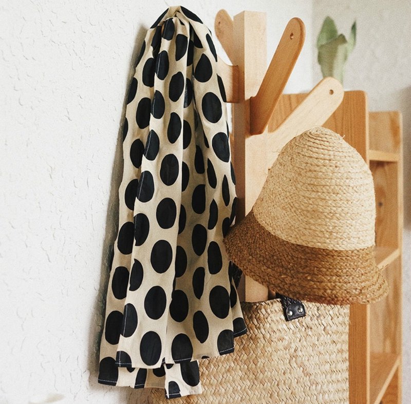 黑色波點 純棉秋冬季薄款圍巾 鹽縮工藝立體感 大尺寸圓點披肩 - 围巾/披肩 - 棉．麻 白色