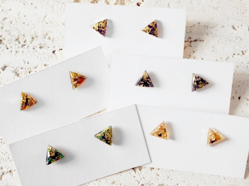 ALOTSS /三角形耳环 简约耳钉 金色闪金箔耳钉 几何耳环 立体三角 - 耳环/耳夹 - 树脂 多色