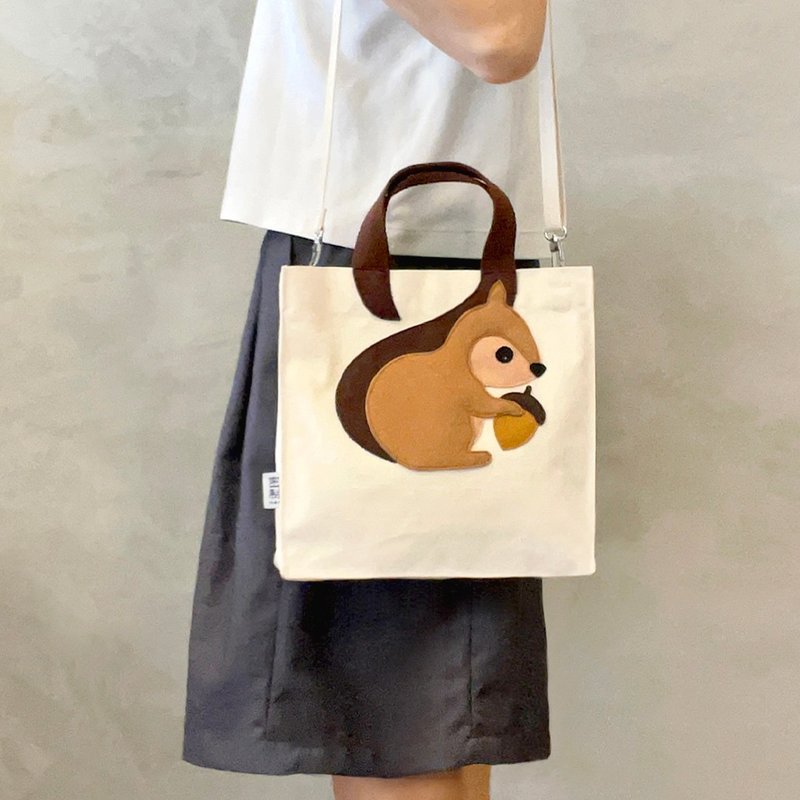 【图案不是印刷】松鼠抱松果, 斜背/手挽帆布袋 - 侧背包/斜挎包 - 棉．麻 白色