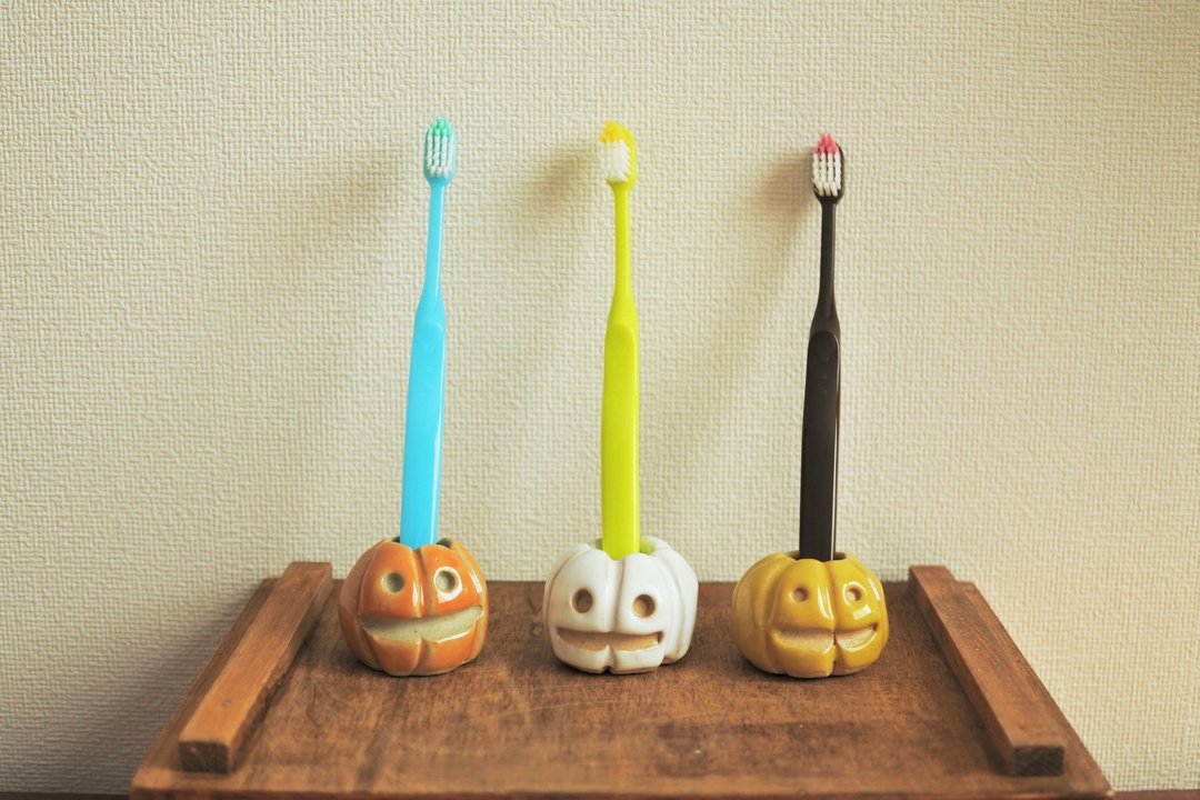 Pumpkin toothbrush stand white middle - 花瓶/陶器 - 陶 白色