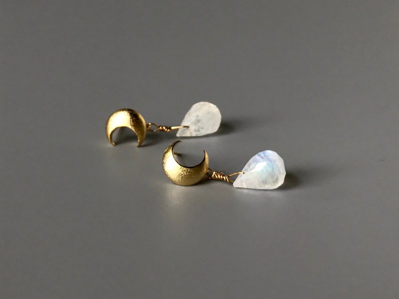 ムーンストーンの朧月ピアス【月光】宝石質AA++ - 耳环/耳夹 - 半宝石 金色